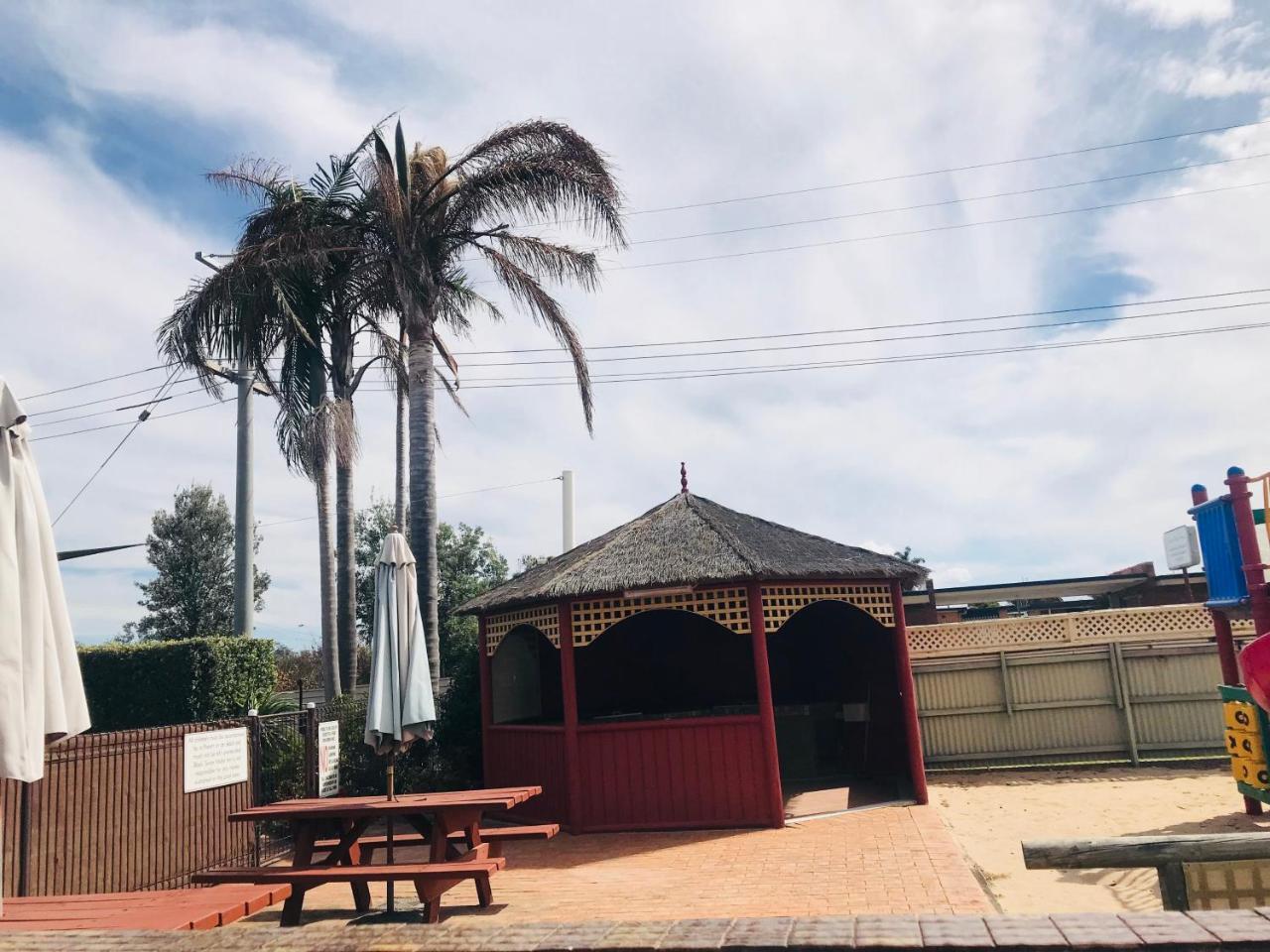 Black Swan Motor Inn Lakes Entrance Exterior photo