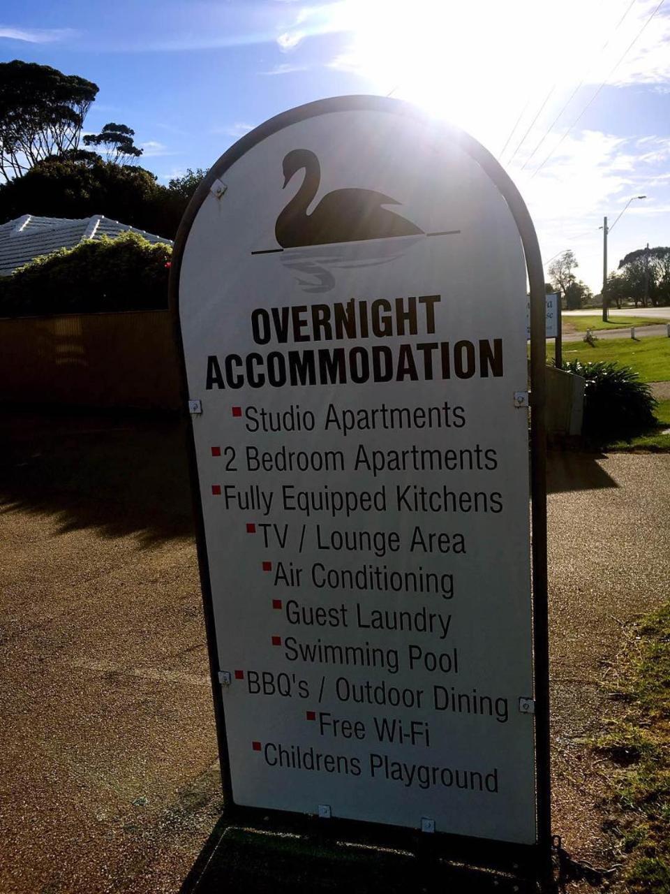 Black Swan Motor Inn Lakes Entrance Exterior photo
