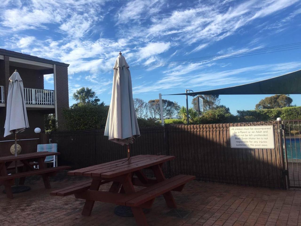 Black Swan Motor Inn Lakes Entrance Exterior photo
